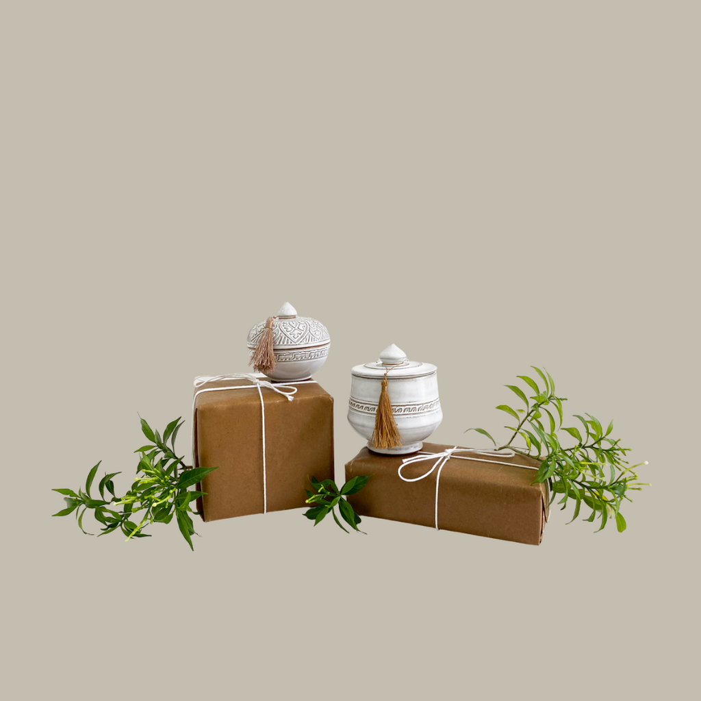 Small Round Lotus Candle in Palm Packaging